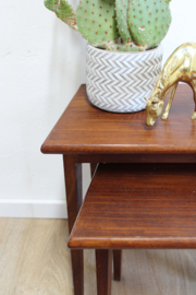 Houten vintage mimiset. 2 retro Mid Century tafeltjes / nesting tables