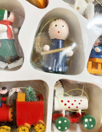 Set houten vintage kerstornamenten in originele doos. Retro kerstversiering