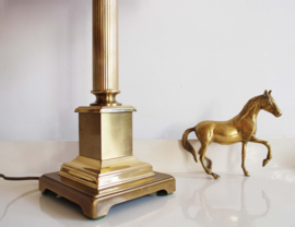 Goudkleurige Herda lamp met beige kap. Vintage tafellamp