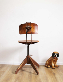 Vintage atelier / werkplaats stoel. Industriële retro tekenstoel.