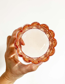 Vintage roze glazen schaaltje. Pasteloranje / rozig kommetje met golvende rand