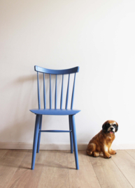 Blauwe vintage spijlenstoel. Houten retro stoel met Scandinavisch tintje