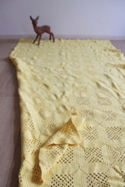 Gele vintage sprei, 117 x 200 cm. Gehaakte bohemien sier deken.