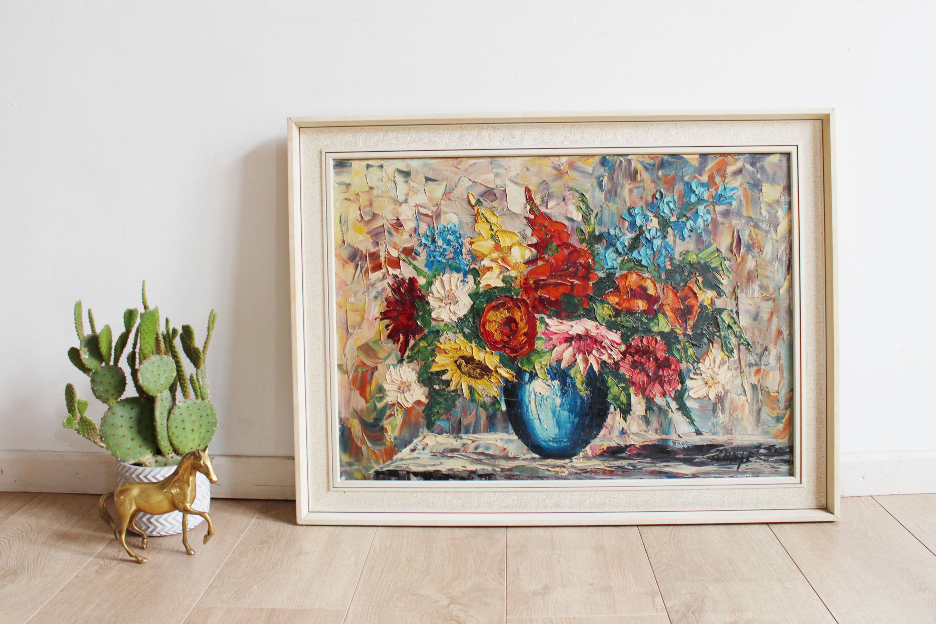 Groot bloemstilleven in houten lijst. Expressief kleurrijk schilderij