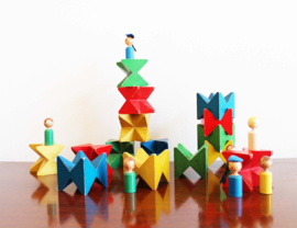 Houten vintage vlinder blokken met poppetjes- Naef? Retro Montessori speelgoed