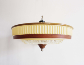 Vintage plafondlamp met houtlook details. Mid Century retro design lamp.