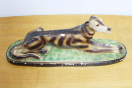 Groot gipsen beeld van een windhond. Vintage honden beeld - Art Deco stijl