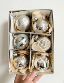 Set van 6 glazen vintage kerstballen. Antieke zilveren kerstversiering.