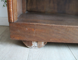 Antiek boekenkastje. Houten vintage kast met planken.
