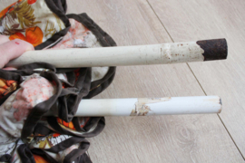 Grote vintage parasol met bloemen. Retro zonnescherm uit de jaren 70.