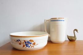 Grote vintage schaal met karaf. Antieke aardewerk fruitschaal/waskom/lampetstel