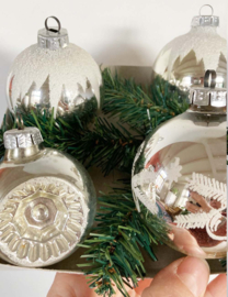 Set van 5 glazen vintage kerstballen, o.a. deukballen. Zilveren retro kerstversiering.