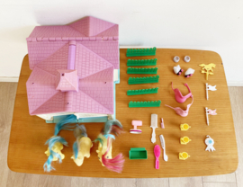 Vintage My Little Pony Show Stable uit de jaren 80 . Retro speelgoed huis met pony's en paardjes
