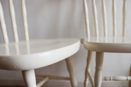 Set witte vintage spijlenstoelen. Twee houten retro stoelen.