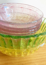 Set gekleurde vintage schaaltjes. Zes retro schaaltjes, roze - geel - groen