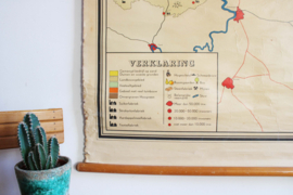 Grote vintage schoolplaat van Nederland.  Oude retro wandkaart, Holland