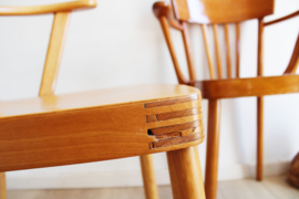 Set houten vintage cafe stoelen. Twee retro stoeltjes met armleuningen.