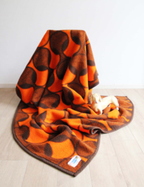 Tweepersoons vintage deken van Didas. Retro vegan sprei van dralon, oranje - bruin