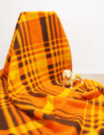 Grote geblokte vintage deken van dralon. Oranje/ gele retro vegan sprei