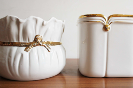 Set witte vintage bloempotten met gouden rand. 2 aardewerk retro potten