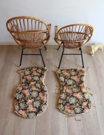 Set rotan vintage Rohé stoelen. Rieten retro fauteuils met gebloemde kussens.