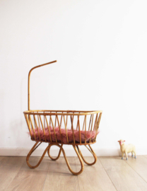 Vintage rotan poppenwieg met piekstok. Retro bedje voor de pop, Rohe?