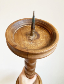 Grote houten vintage kandelaar voor stompkaars. Brutalist kaarsen houder