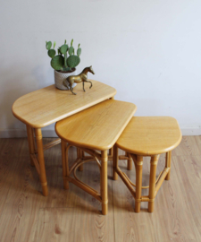 Set van 3  rotan bijzet tafels met houten blad. Vintage tafeltjes / mimiset