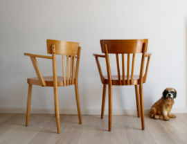Set houten vintage cafe stoelen. Twee retro stoeltjes met armleuningen.