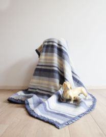 Blauwe wollen vintage deken. Retro sprei met strepen