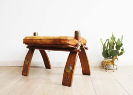 Vintage kamelenzadel kruk met lederen kussen. Houten Boho voetenbankje