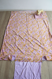 Vintage bloemetjes dekbedovertek met bloemen. Retro beddengoed