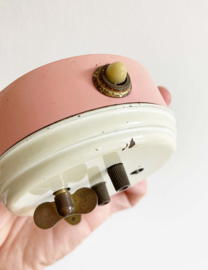 Kleine roze vintage wekker uit de jaren 60. Retro uurwerk / klok