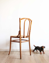 Houten vintage stoeltje met voetenbank, Thonet stijl. Retro cafe stoel, nr 56