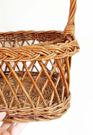 Rieten vintage mand met hengsel. Bohemien rotan flessen mandje