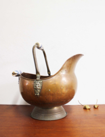 Grote antieke koperen kolenkit. Vintage bloempot / ketel met aardewerk handvat