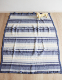 Blauwe wollen vintage deken. Retro sprei met strepen