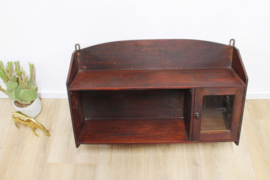 Vintage kast voor aan de muur. Antiek look houten wandkastje.