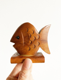 Kleine vintage kandelaar in de vorm van een vis. Houten retro kandelaartje