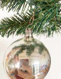 Set zilveren vintage kerstballen. Glazen kerstversiering, deukbal en stip