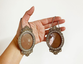 Set kleine vintage fotolijstjes in barokke lijst. Twee klassieke ovale lijstjes