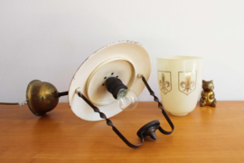 Antieke hanglampje met bronzen details. Glazen vintage lamp.