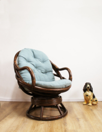 Rotan vintage draaistoel met blauw kussen.  Retro Manou fauteuil