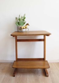 Houten vintage side table. Retro design bijzet/planten tafel
