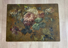 Antieke bijzettafel met bloemen op het blad. Art nouveau stijl vintage tafel