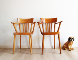 Set houten vintage cafe stoelen. Twee retro stoeltjes met armleuningen.