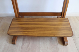 Houten vintage side table. Retro design bijzet/planten tafel