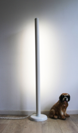 Industriële vintage vloerlamp.  Witte retro design tube lamp