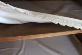 Antieke houten meidenkast. Vintage kast met brede lade en sierlijk beslag.