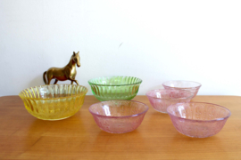 Set gekleurde vintage schaaltjes. Zes retro schaaltjes, roze - geel - groen